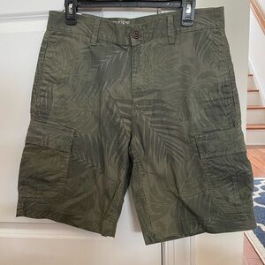 NWT Gasoline Size 32 Waist Green Palm Print Cargo Shorts